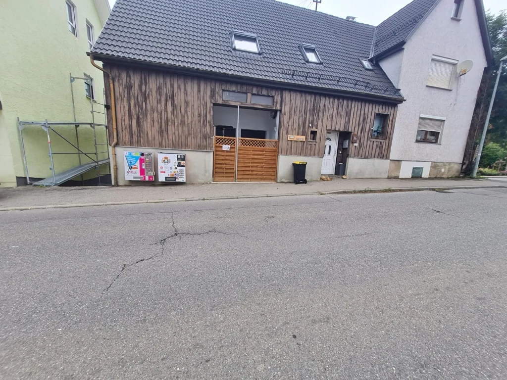 CBD DOC Automat an einer Hauswand in Kohlberg